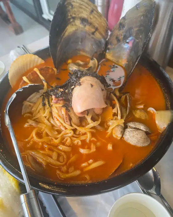 큼지막한 조개가 돋보이는 해물 칼국수