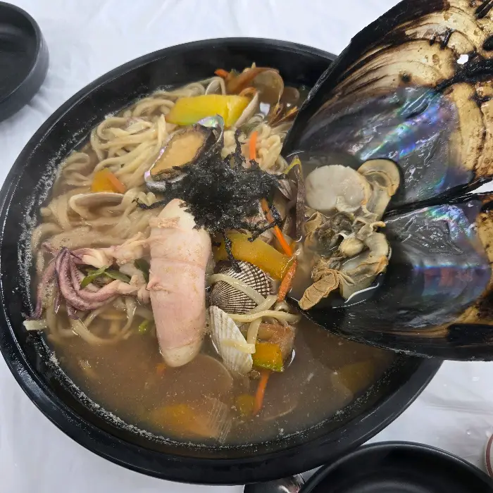 다양한 해산물과 면이 어우러진 칼국수