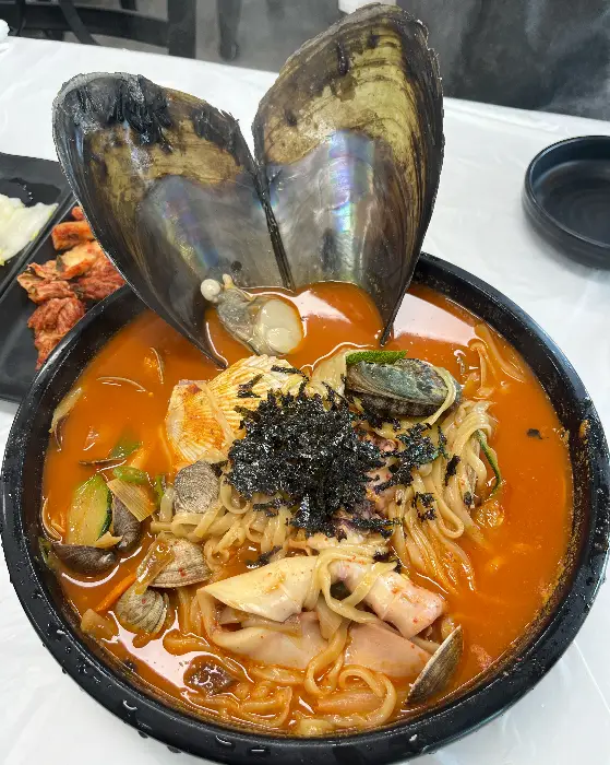 붉은 국물의 짬뽕 칼국수와 곁들임 반찬