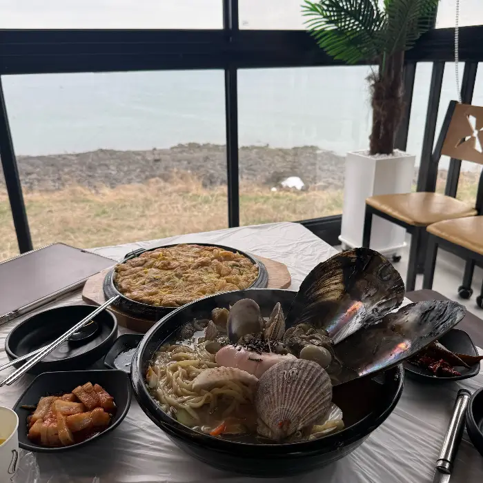 알밥과 곁들임 반찬