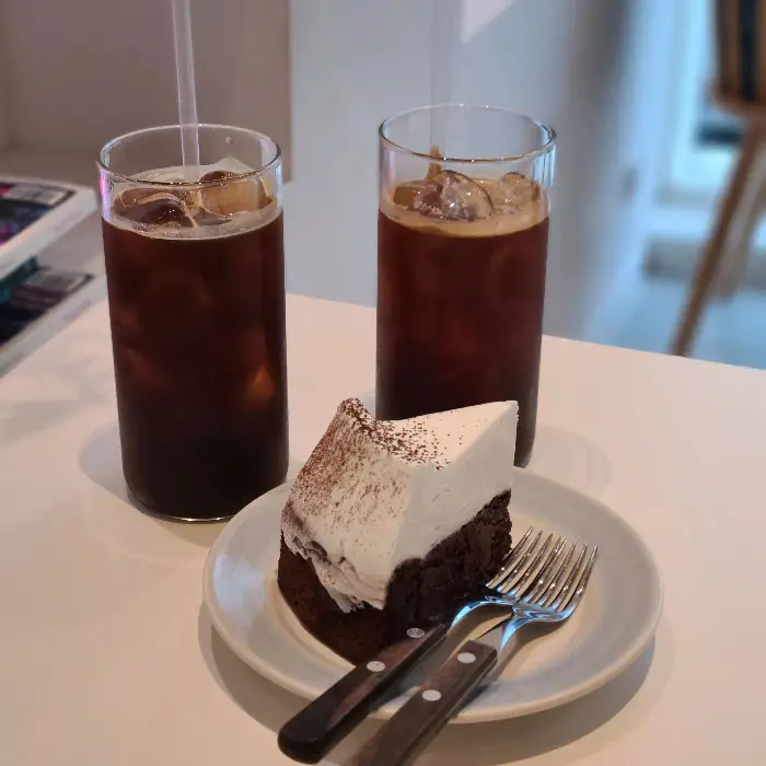 진열된 케이크와 음료