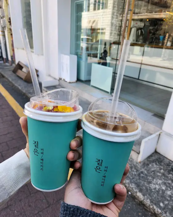 아이스 아메리카노와 케이크