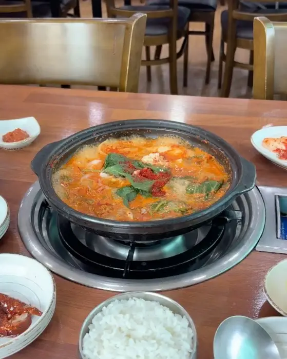 멸치찌개가 끓고 있는 모습