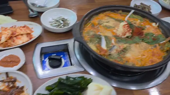 테이블에 차려진 푸짐한 한 상 차림