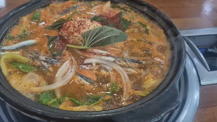 김이 모락모락 나는 멸치찌개의 클로즈업