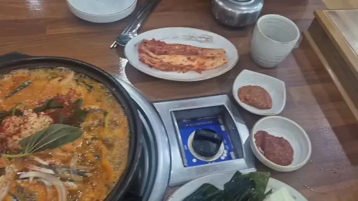 식탁에 차려진 다양한 음식들