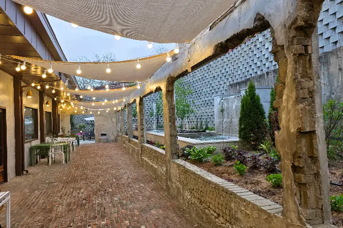 삼육사 야외 테라스. 천막과 조명이 설치되어 있어 감성적인 분위기를 더한다.