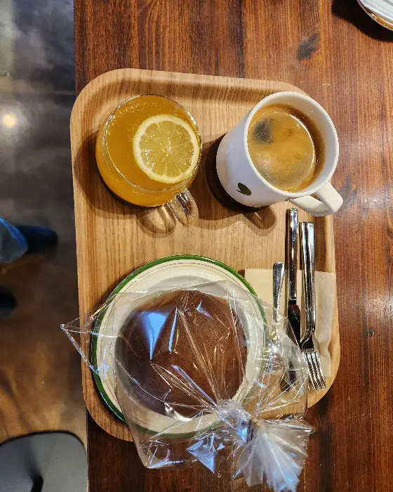 시나몬 라떼와 빵. 라떼의 부드러운 거품과 빵의 먹음직스러운 비주얼.