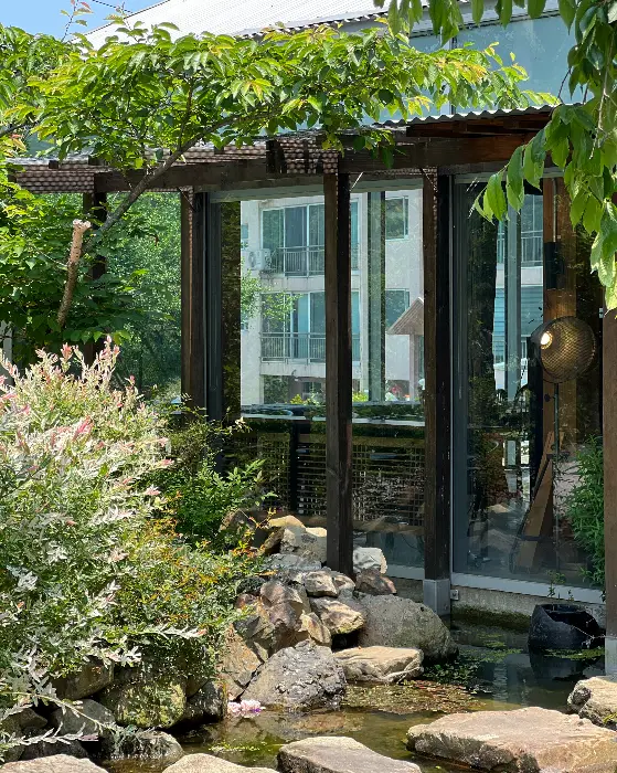 예쁜 꽃과 함께 나온 음료와 다과