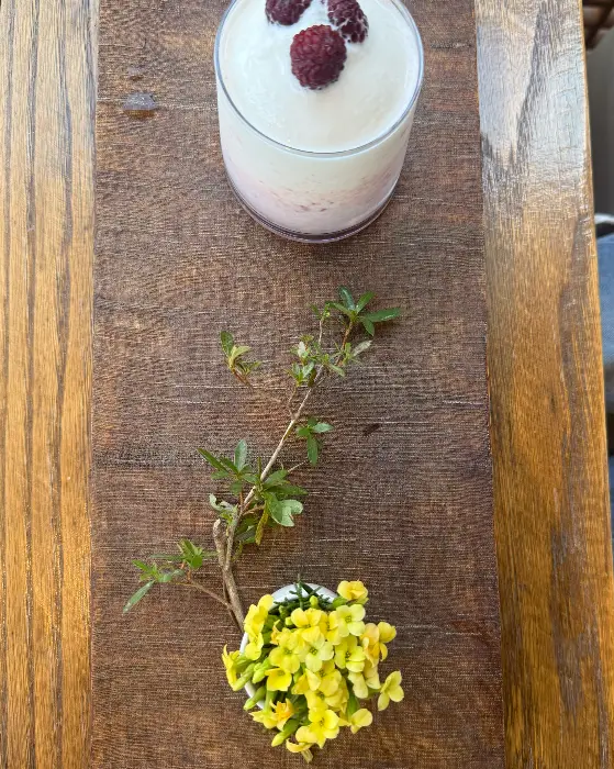 색감이 고운 쑥 밀크쉐이크