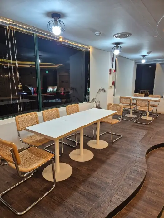 창가 쪽 넓은 테이블과 의자들