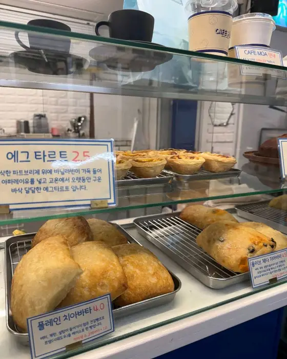 진열장에 놓인 에그타르트와 빵들