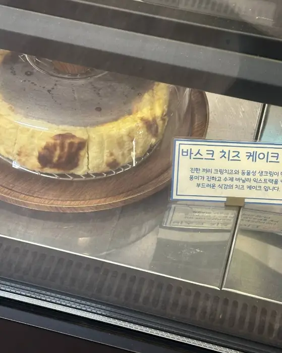 1번 룸 내부 테이블과 의자