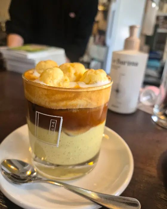 음료와 디저트가 담긴 잔과 접시