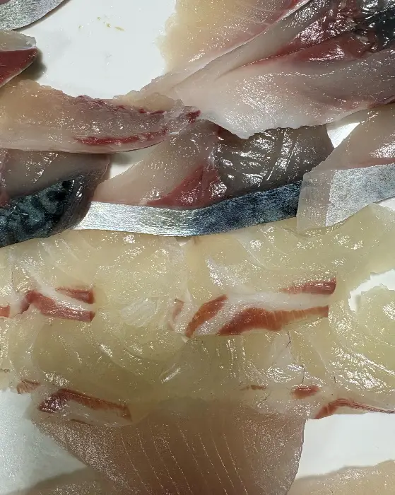 플레이팅된 회와 곁들임 음식