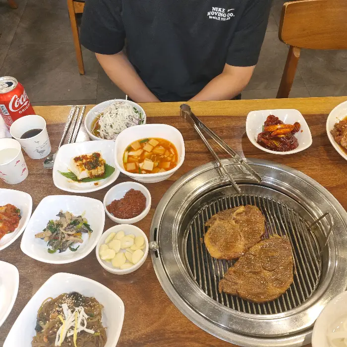 식탁에 놓인 다양한 음식들