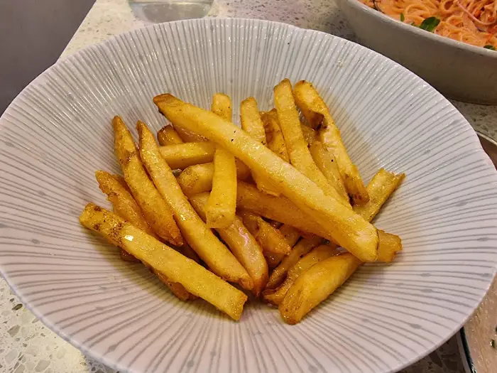 플러버 테이블 세팅과 감성적인 인테리어