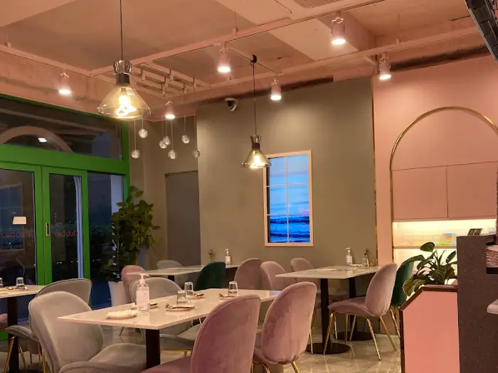 플러버 실내 조명과 좌석 배치