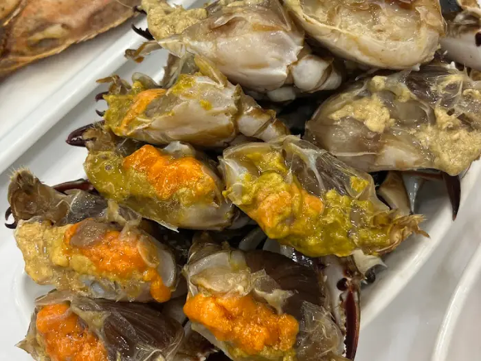 푸짐하게 담긴 간장게장 한 상차림