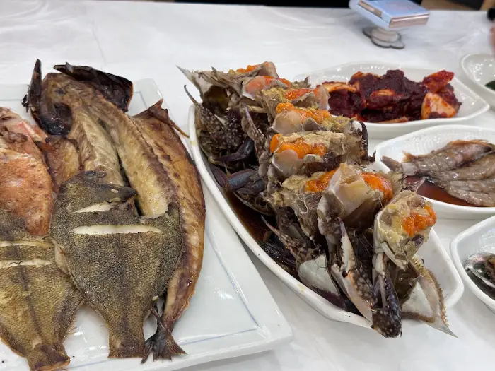 식탁에 차려진 푸짐한 한 상차림