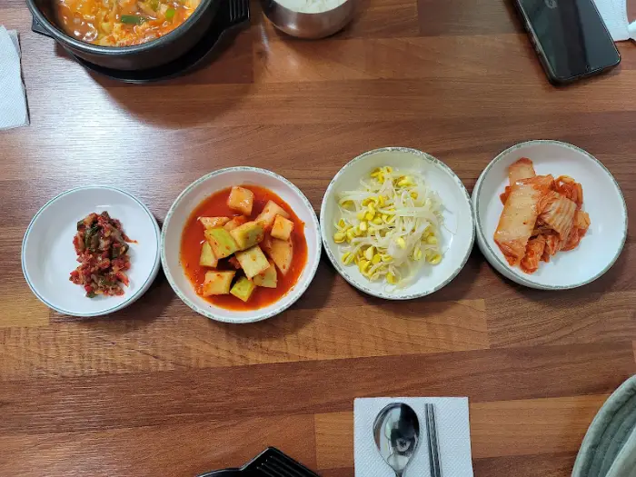 테이블 위에 놓인 밑반찬들 사진