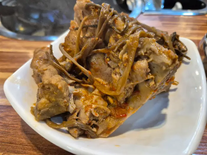 접시에 담긴 감자탕 고기와 고구마순