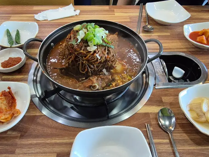 식탁 위 세팅된 감자탕과 반찬들