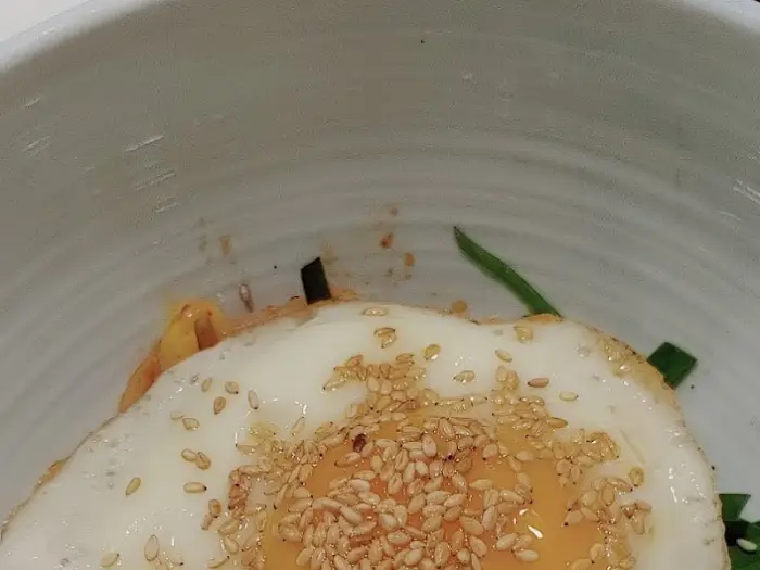 계란 노른자가 보이는 비빔밥의 클로즈업