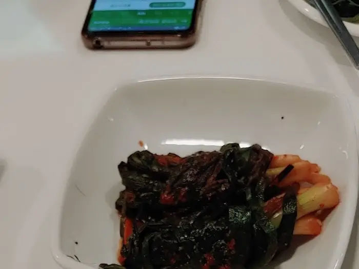 잘 무쳐진 나물 반찬이 담긴 그릇