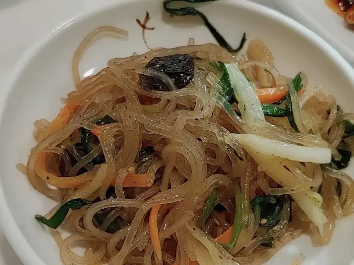 당면과 채소가 어우러진 잡채