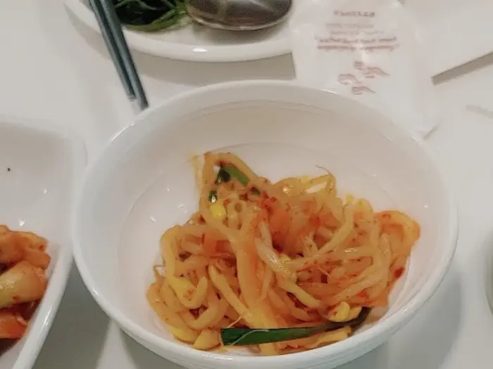 붉은 양념의 나물 반찬