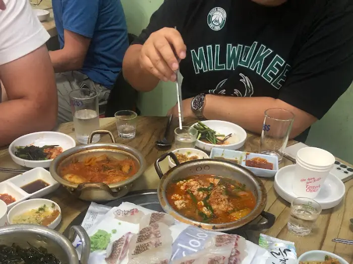 테이블 위에 놓인 다양한 음식들