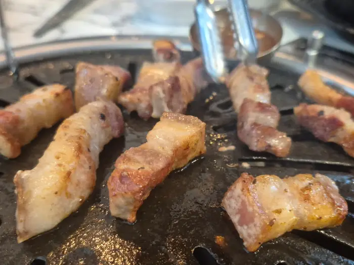 불광옥에서 잘 구워진 꺼먹돼지 조각들
