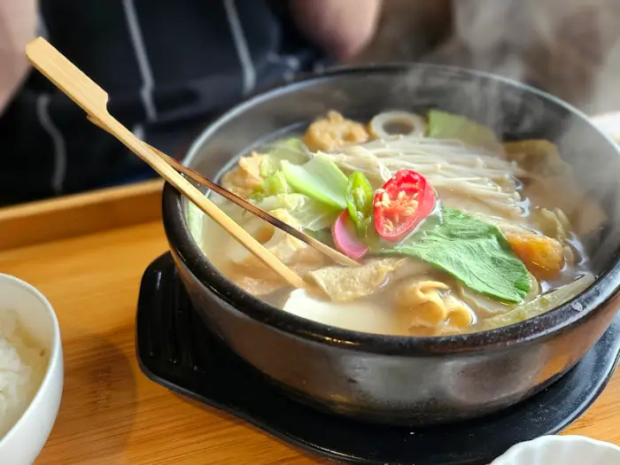 따뜻한 국물이 있는 전골 요리