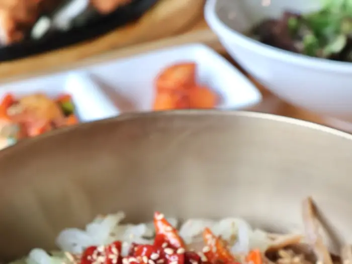 고급스러운 그릇에 담긴 음식