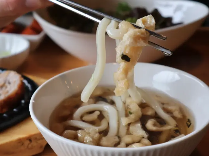 우동면발을 집어 올리는 모습