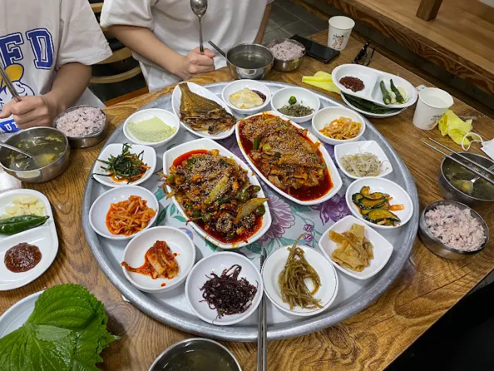 푸짐하게 차려진 식사 한상