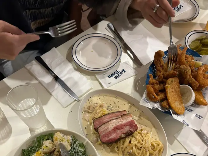 음식을 먹는 모습