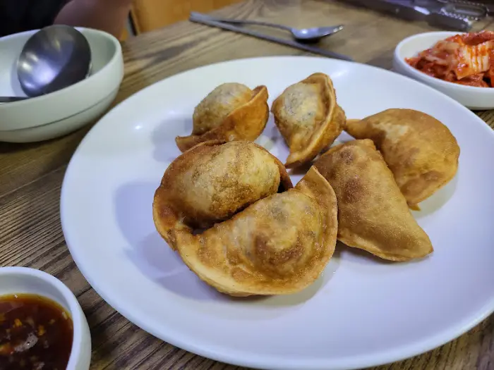 접시에 예쁘게 담긴 튀김만두와 곁들여 먹을 양념장