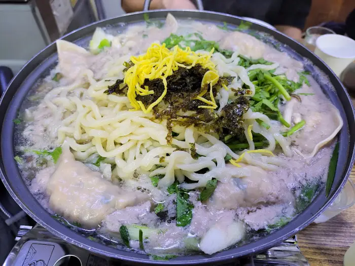 다양한 채소와 만두, 면이 어우러진 만두전골 전체 모습