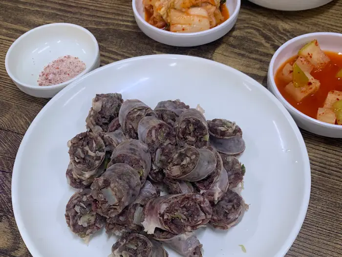 앞접시에 먹음직스럽게 담긴 순대 접시