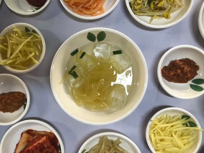 장어구이와 함께 나온 밑반찬들