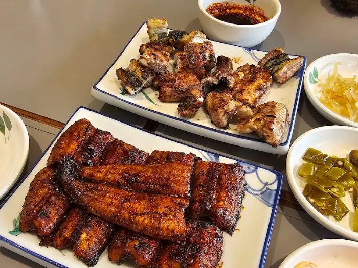 두 가지 스타일의 장어구이