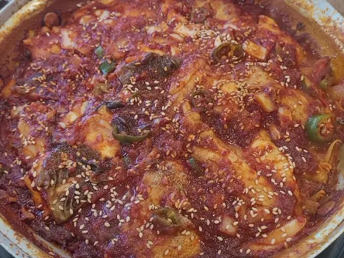 뽈찜 위 깨가 뿌려진 모습