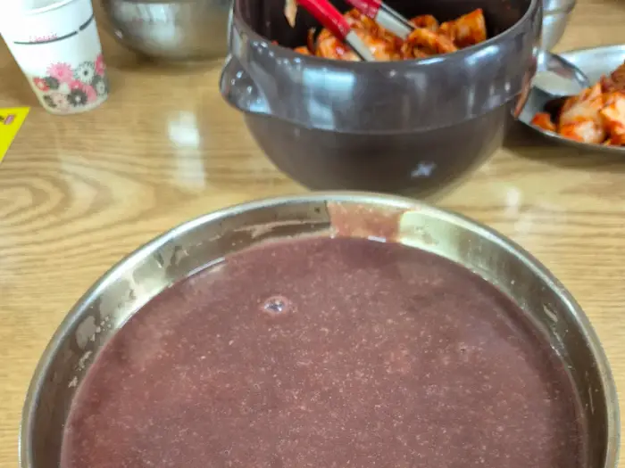 진하고 구수한 팥칼국수