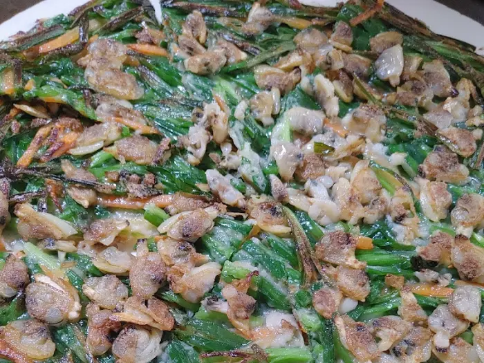 바지락 부추전의 푸짐한 속재료