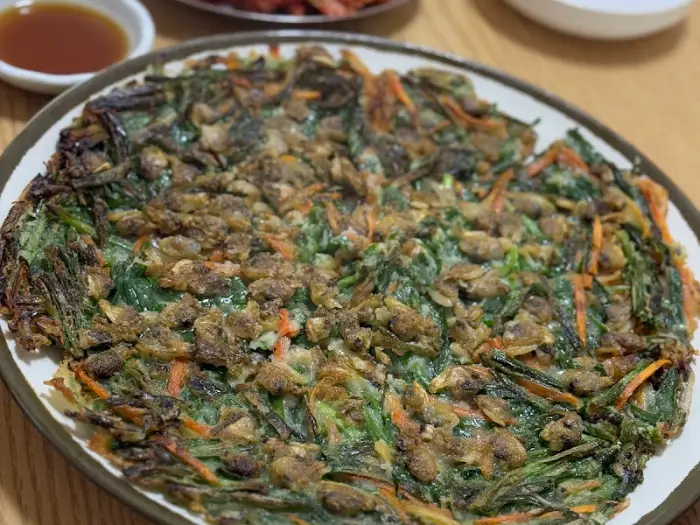 바지락 칼국수와 곁들여 나온 음식들