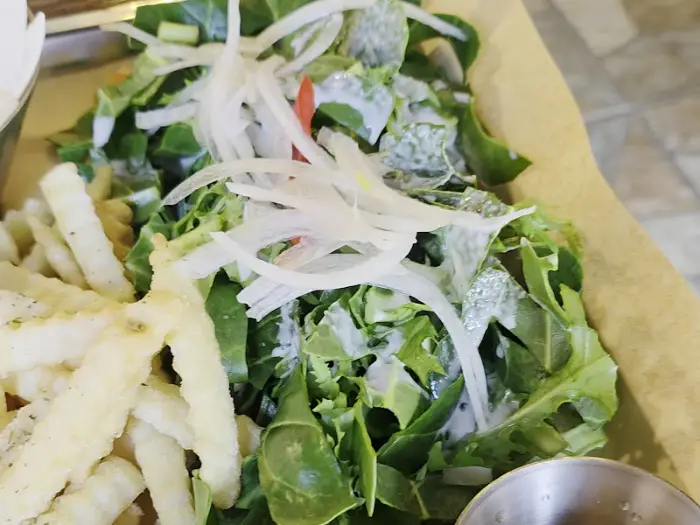 스테이크와 샐러드, 감자튀김