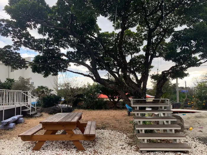 야외 공간의 피크닉 테이블과 나무 의자