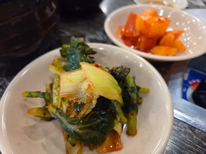 접시에 담긴 신선해 보이는 겉절이와 깍두기